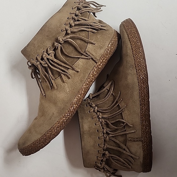 UGG Fringe Suede Moccasins - Sand Size 9.5 - Picture 10 of 10